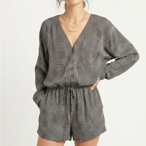 BCBGMAXAZRIA Black White Pebble Roll Sleeve Cinch Waist Silky Romper Playsuit
